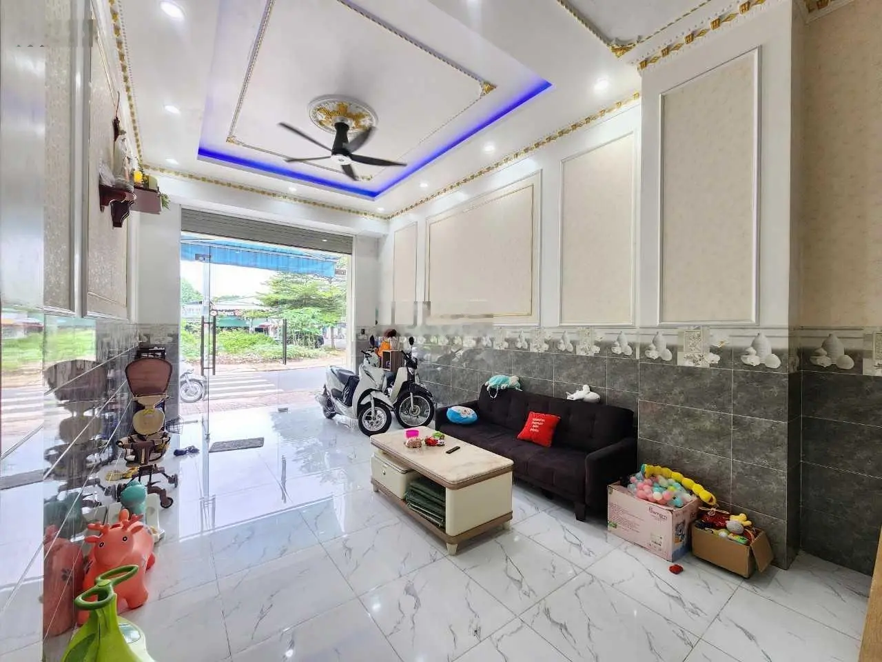 Bán nhà mặt tiền trục chính gốc ngã tư