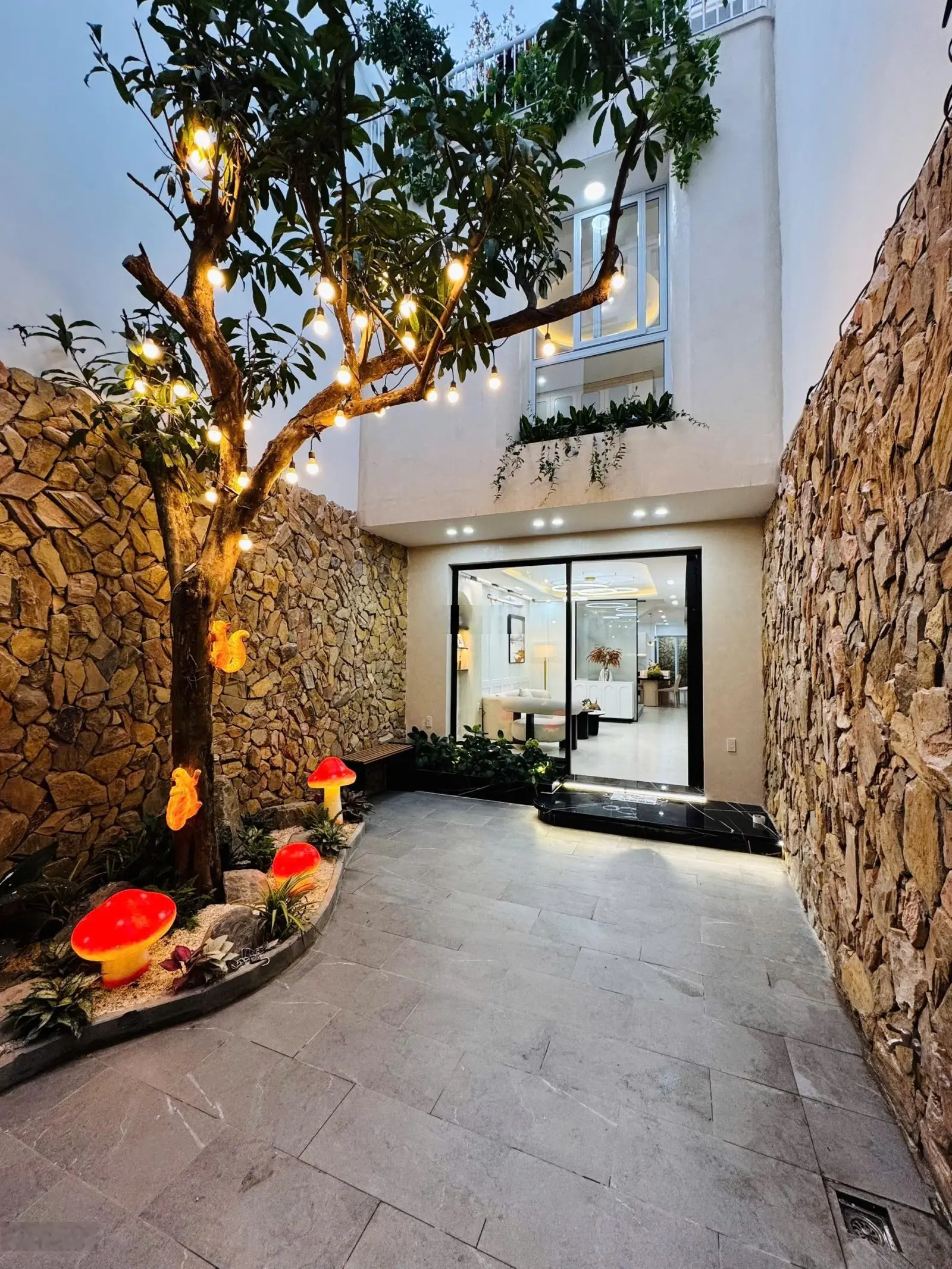 Bán nhà villa sân vườn 90m2 tuyệt đẹp. Full nội thất. phố Hai Bà Trưng