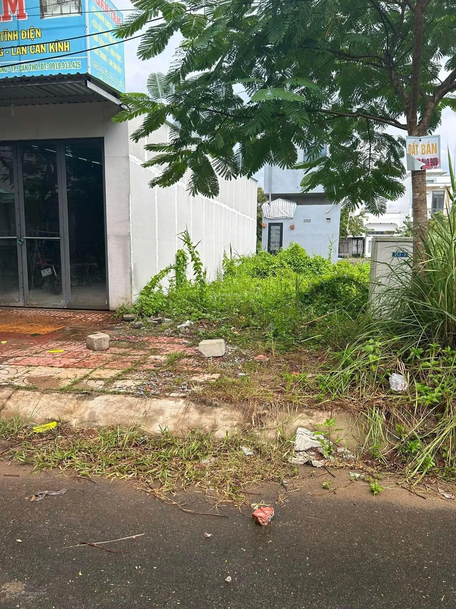 Cần bán đất mặt tiền đường Thầy Cai, P8, Tp. Bến Tre 180m2 sẵn 100m2 thổ, SHR, Đường oto