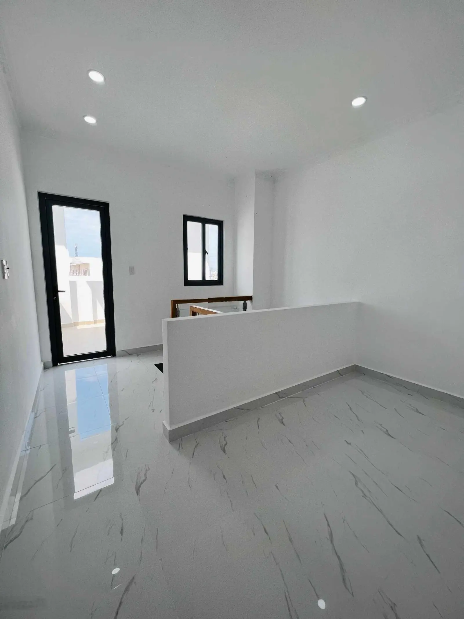 Nhà SHR 3 lầu 4 phòng ngủ 1 phòng thờ sân thượng 1 tum DT 50m2