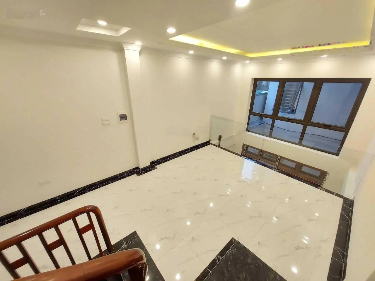 Nhà 5 tầng 1 tum x 30m2, ngay công an phường Thạch Bàn cách 10m ra đường 2 ô tô tránh