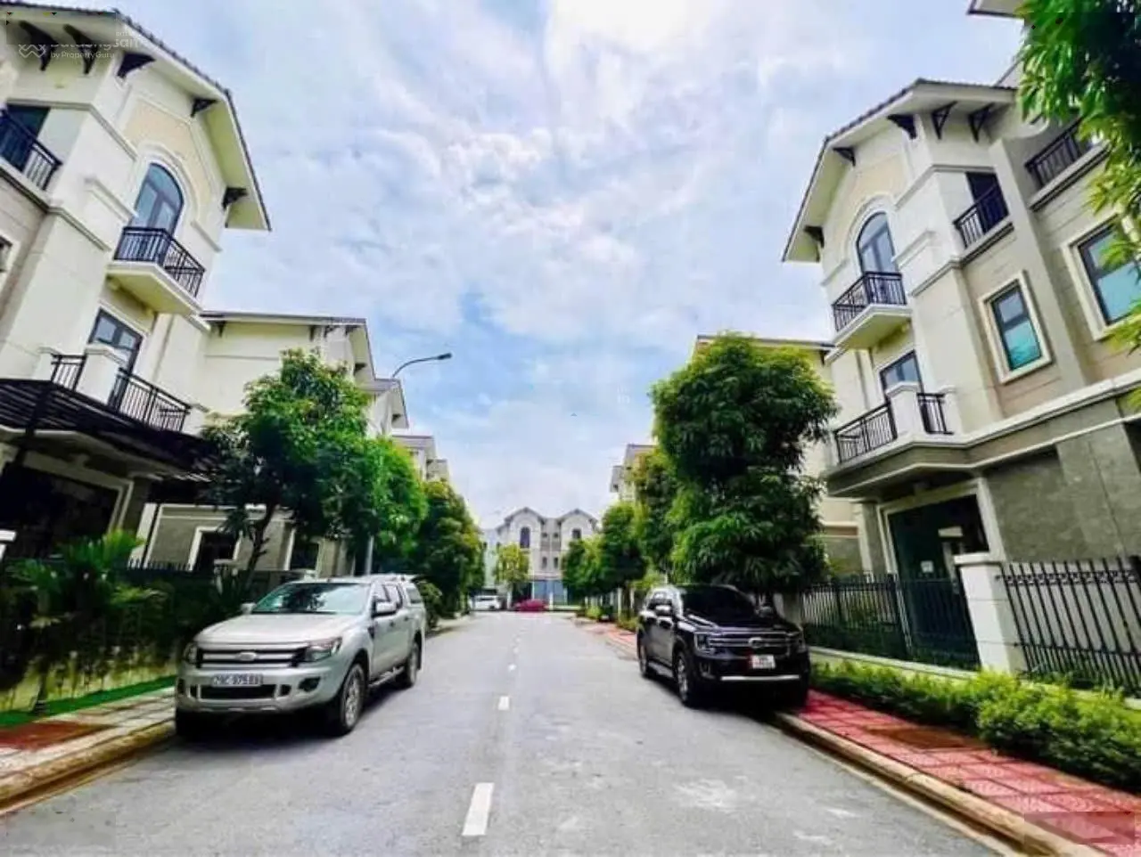 Chủ nhà cần tiền bán gấp căn biệt thự, hướng Nam, có 1 - 0 - 2
