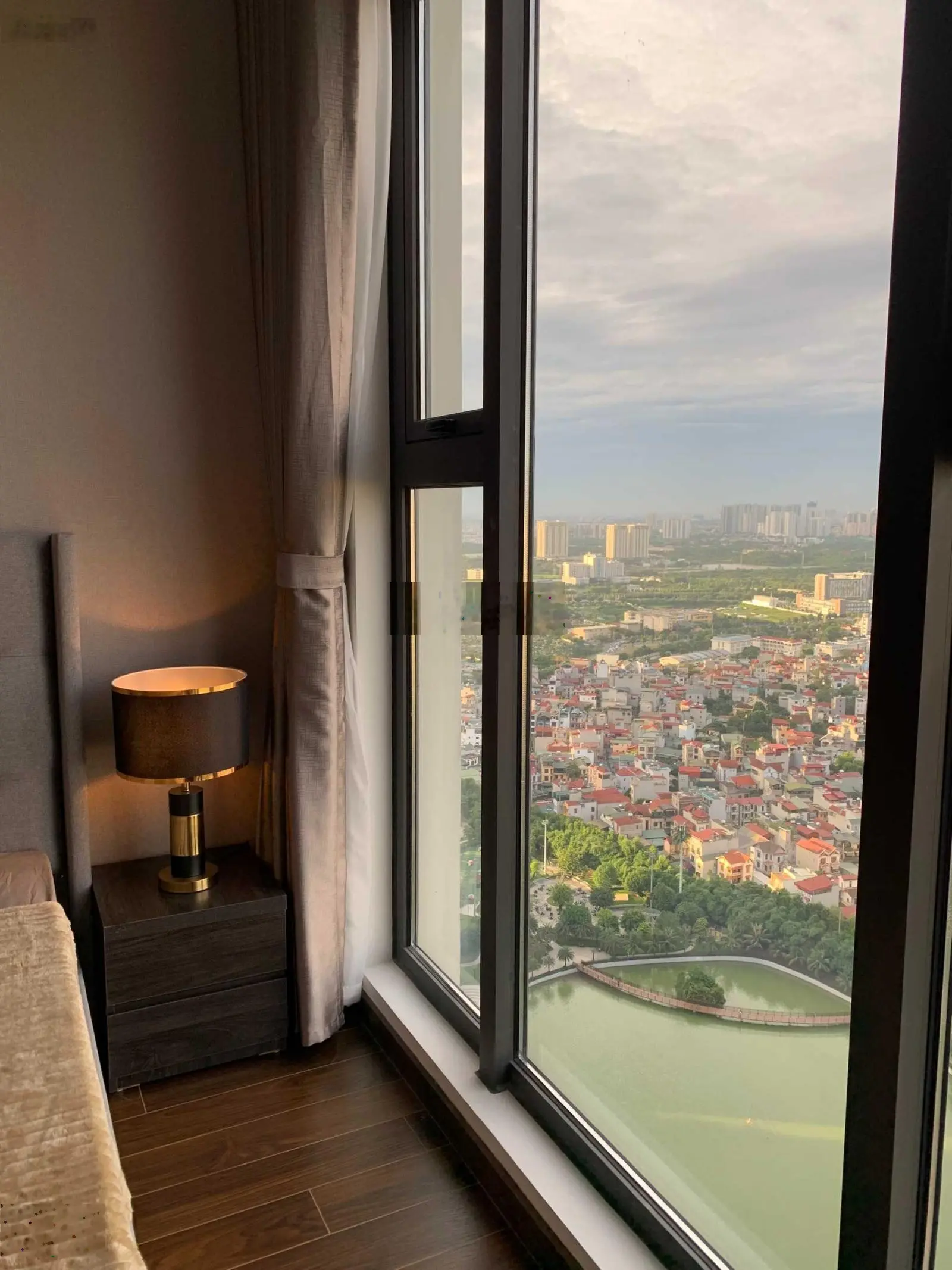 Hot chỉ 4,6 tỷ sở hữu căn 2n2vs + tòa A Masterise, ban công TN view hồ thoáng mát, 63m2 sở hữu ngay