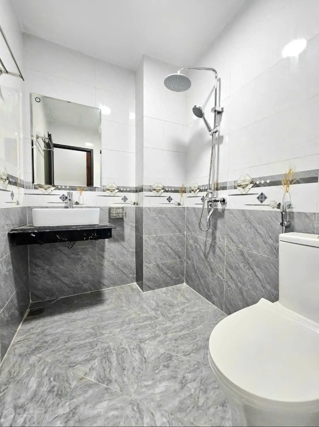Siêu phẩm 1 lô nhà 5 tầng mới tinh, sổ sẵn, GPXD đầy đủ, ngõ ô tô đỗ. Giá tốt. LH 0913 968 394