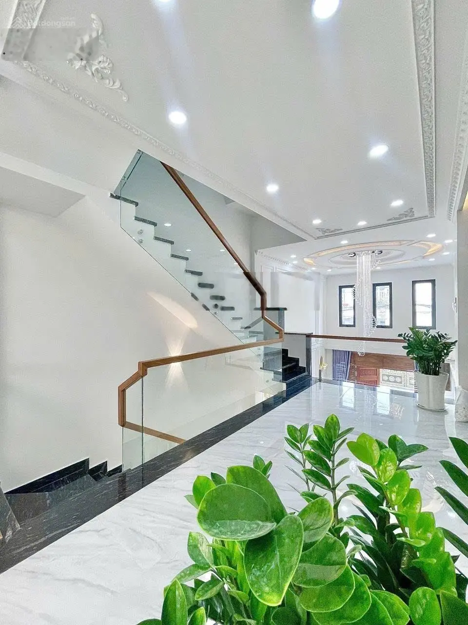 Ngộp! Bán gấp siêu phẩm nhà 109m2 x 5 tầng, QL13 Ngay Vạn Phúc City 9.9 tỷ
