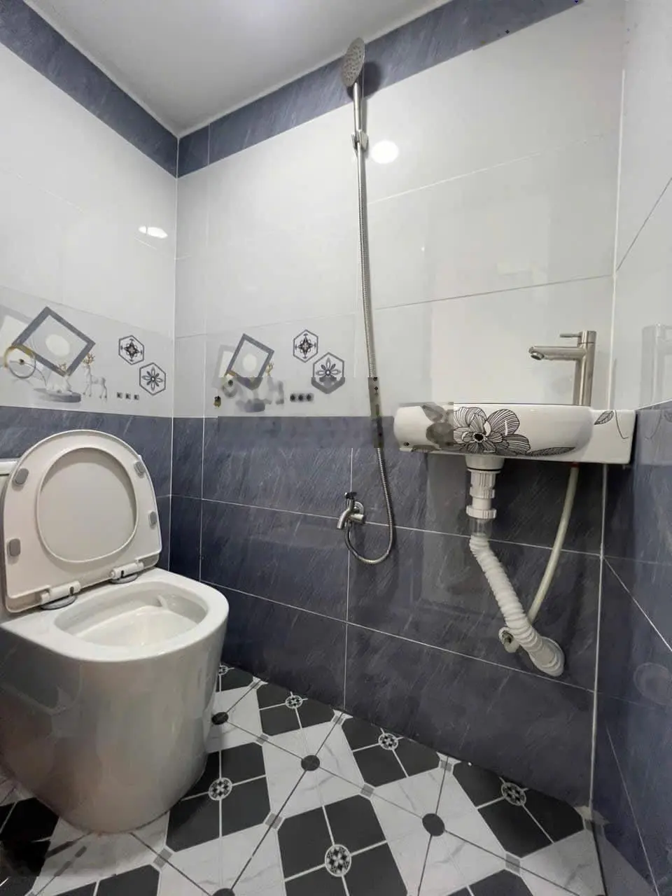 Nhà bán đẹp , 3 tầng , dtsd 21m2 , Hoàng diệu , phường 4 Quận 4.