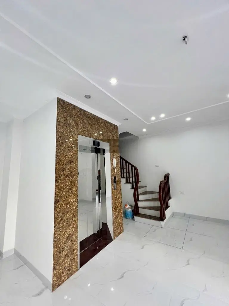 Bán gấp nhà Lạc Long Quân - Tây Hồ sát phố đi bộ Trịnh Công Sơn giá hơn 11tỷ