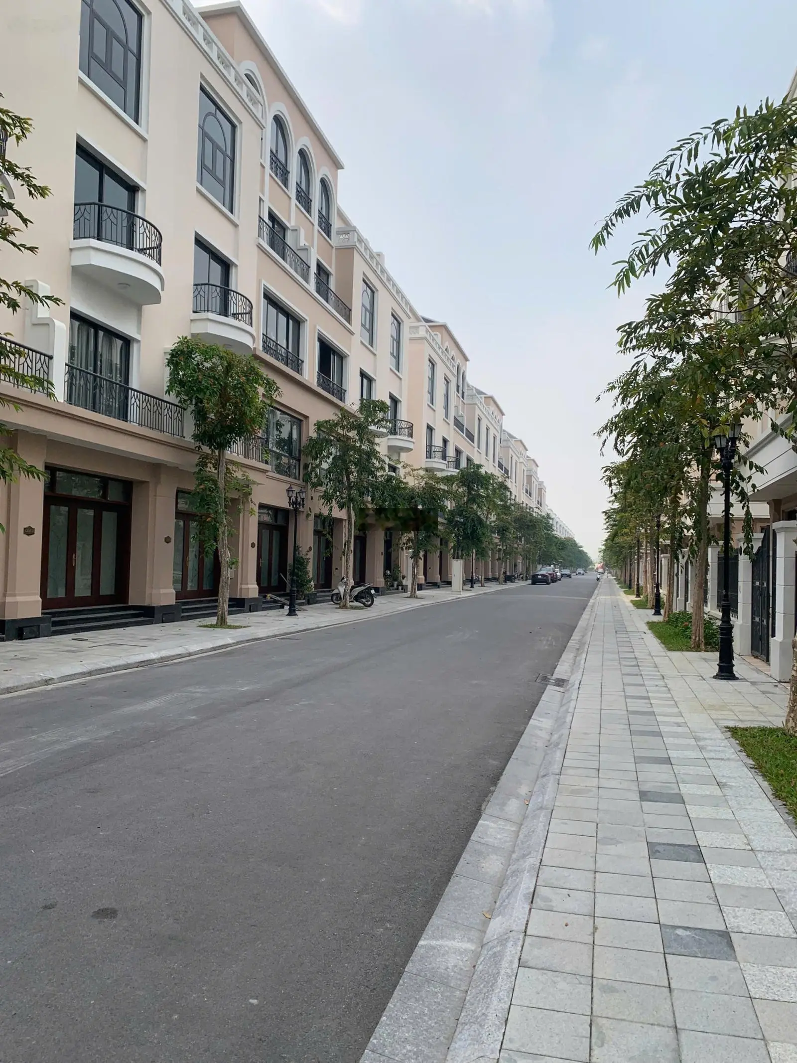 Cần bán căn liền kề 70 m2 đường Cọ Xanh 14 đã có sổ đỏ, đối diện Mega Complex, 8 tòa Masterise