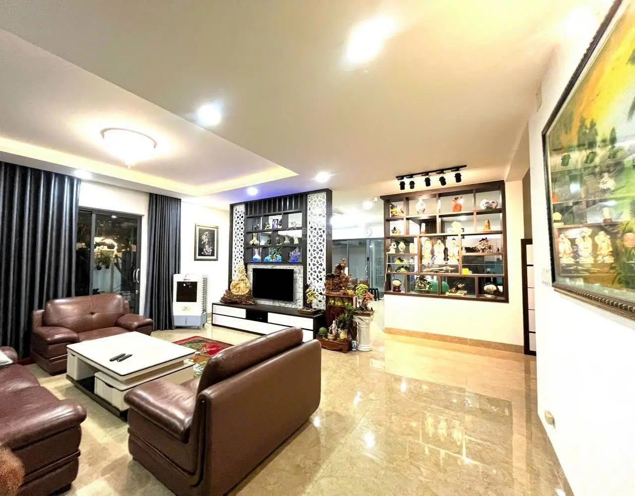 Chính chủ cần bán căn góc biệt thự đơn lập, vị trí đường 18m hướng Đông Nam, gần công viên lớn