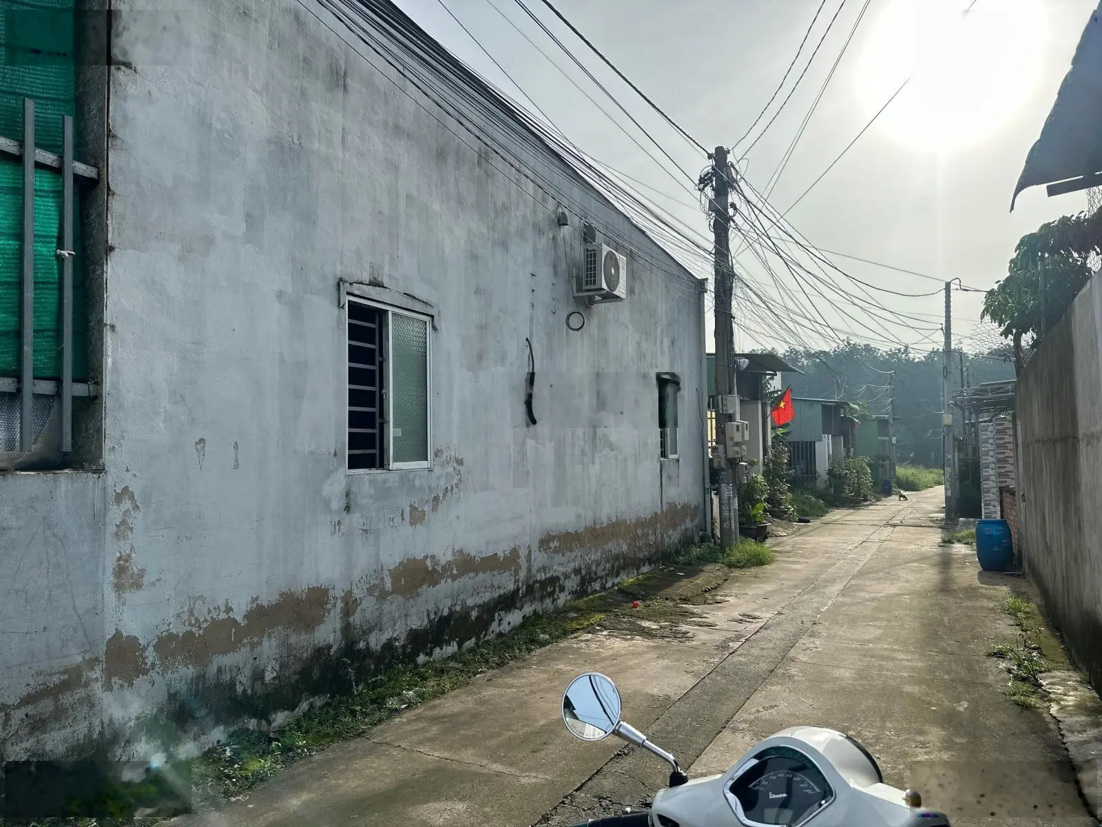 Bán căn nhà sổ riêng góc 2 MT giá chỉ 1 tỷ 650, gần chợ, sân ô tô