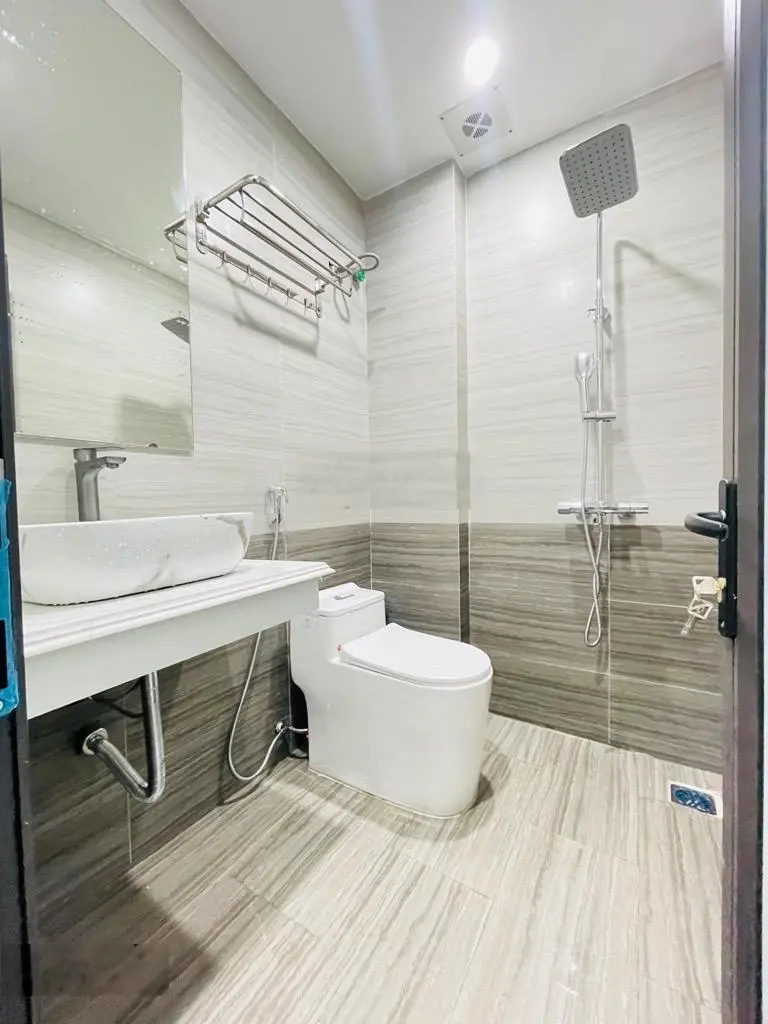 Bán nhà Trần Quốc Hoàn, 42m2, 5 tầng, phân lô, vỉa hè, ôtô tránh, 13,4 tỷ