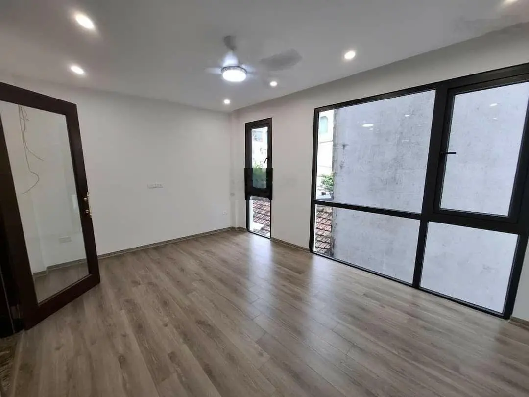BÁN NHÀ THẠCH BÀN LONG BIÊN 32M 6 TẦNG Ô TÔ ĐỖ Cổng CHỈ 4,15 TỶ CTL SÂN CỔNG RIÊNG Dt 32mx6t