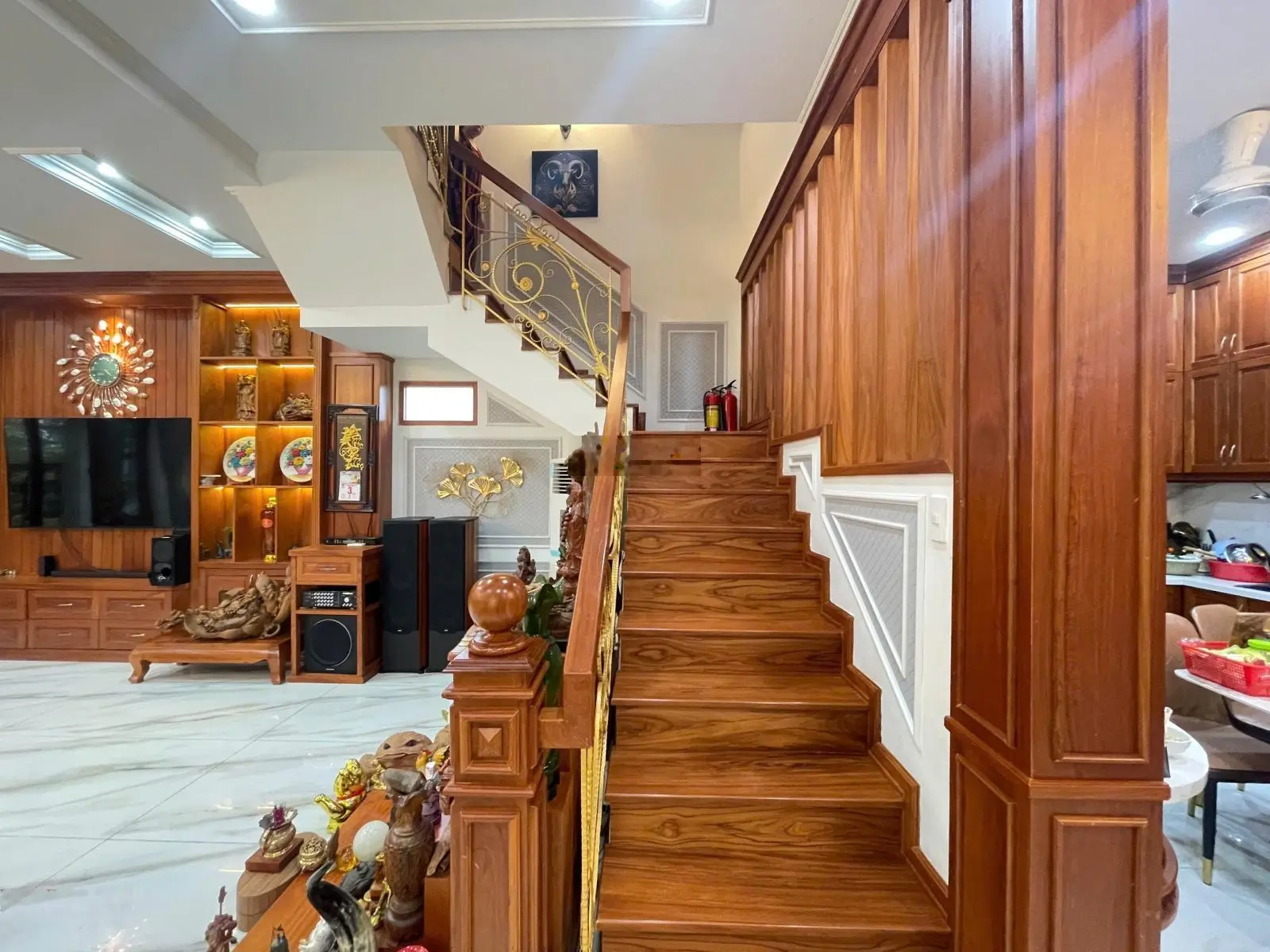 Ngợp NH nhượng lại: Biệt thự cực đẹp mặt tiền đường sau Coopmart Bình Triệu, nội thất gỗ Căm Xe xịn