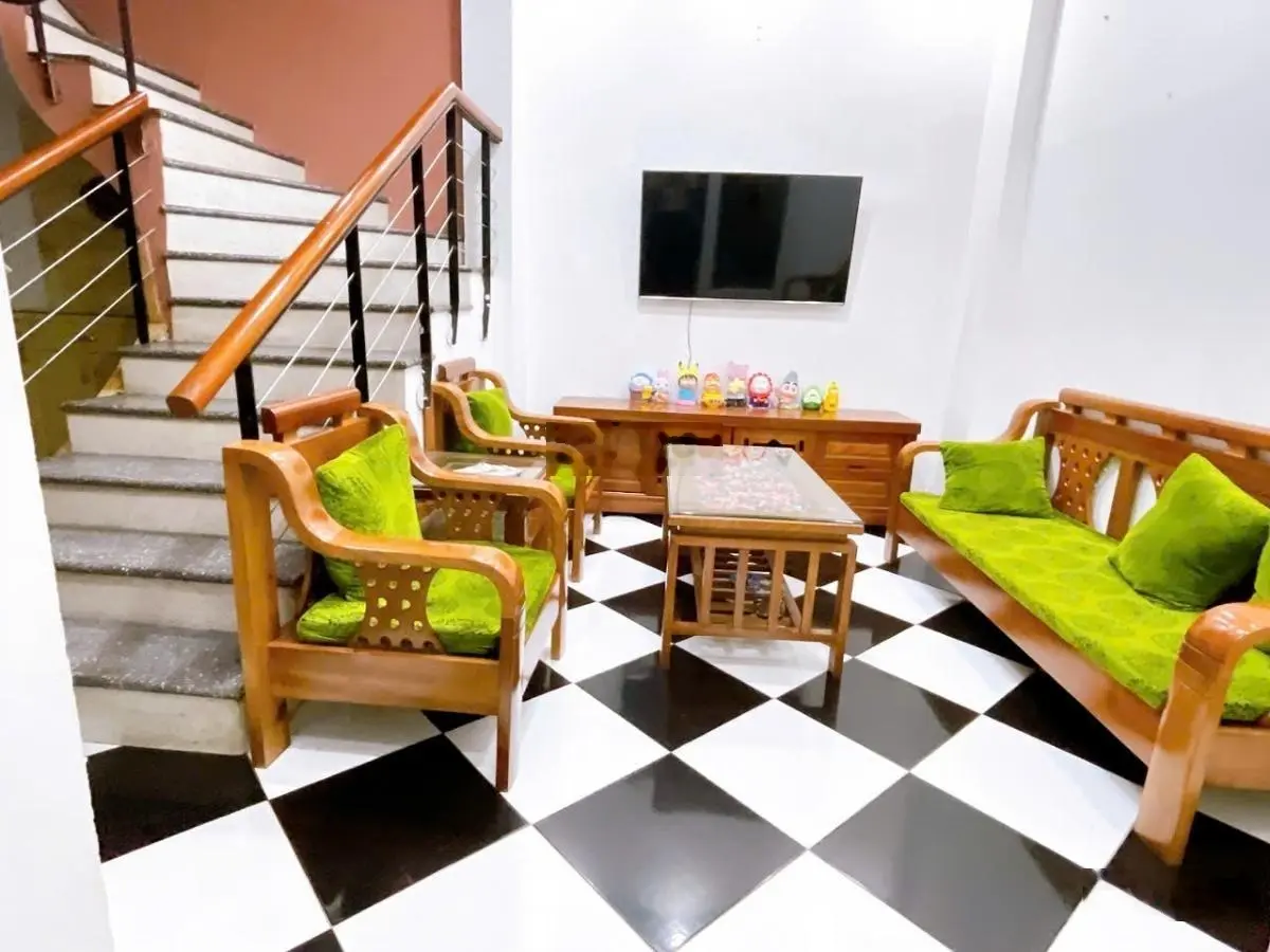 Hk Hoàn Kiếm, 1 nhà ra mặt ngõ ô tô, ngõ thông, kinh doanh, DT 42m2 4T MT 5,5m giá 6,8 tỷ