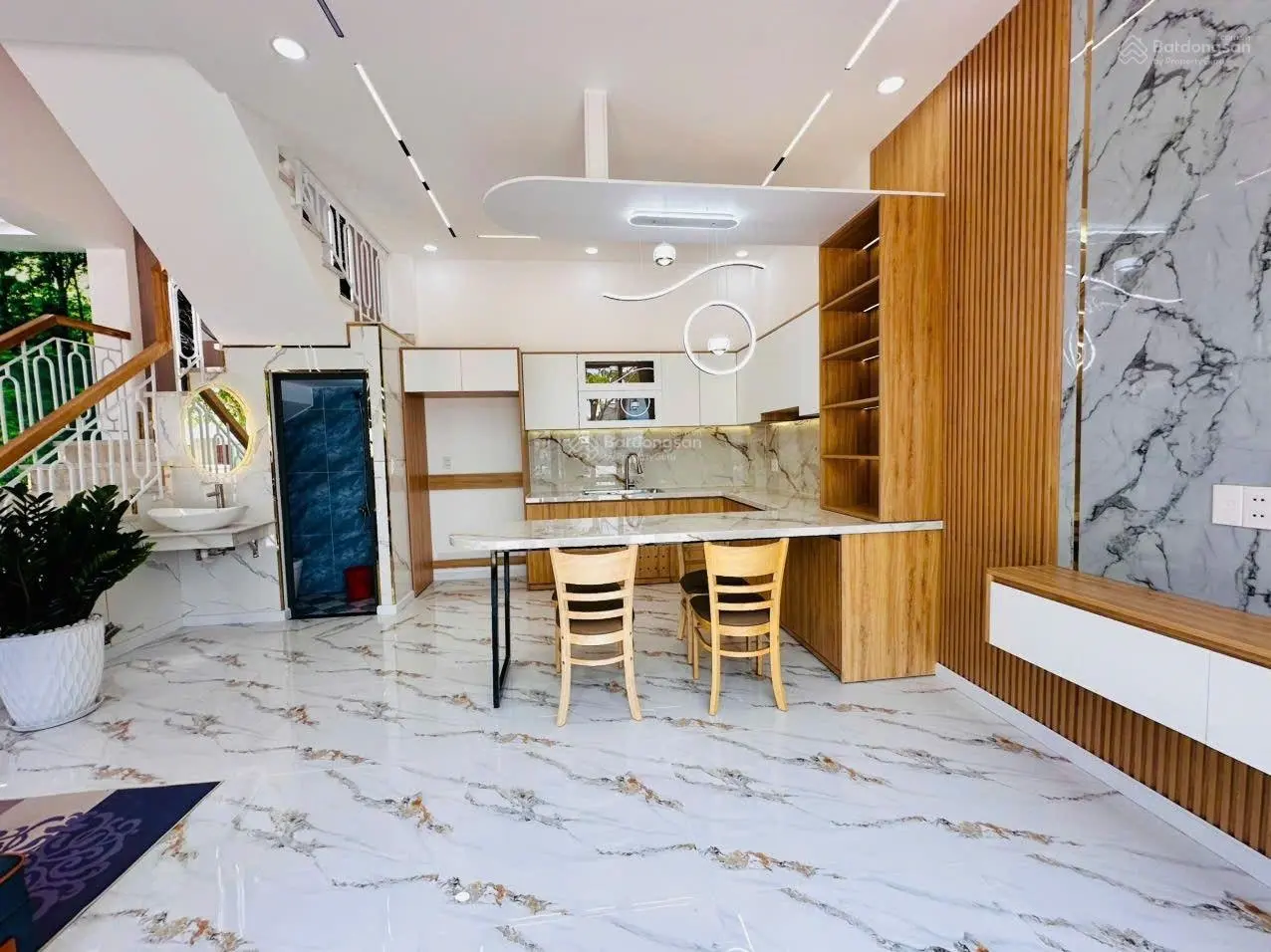 Nhà mới hiện đại, ngay chợ Đường, 3pn, 3wc, huong Đông Nam, hẻm 12