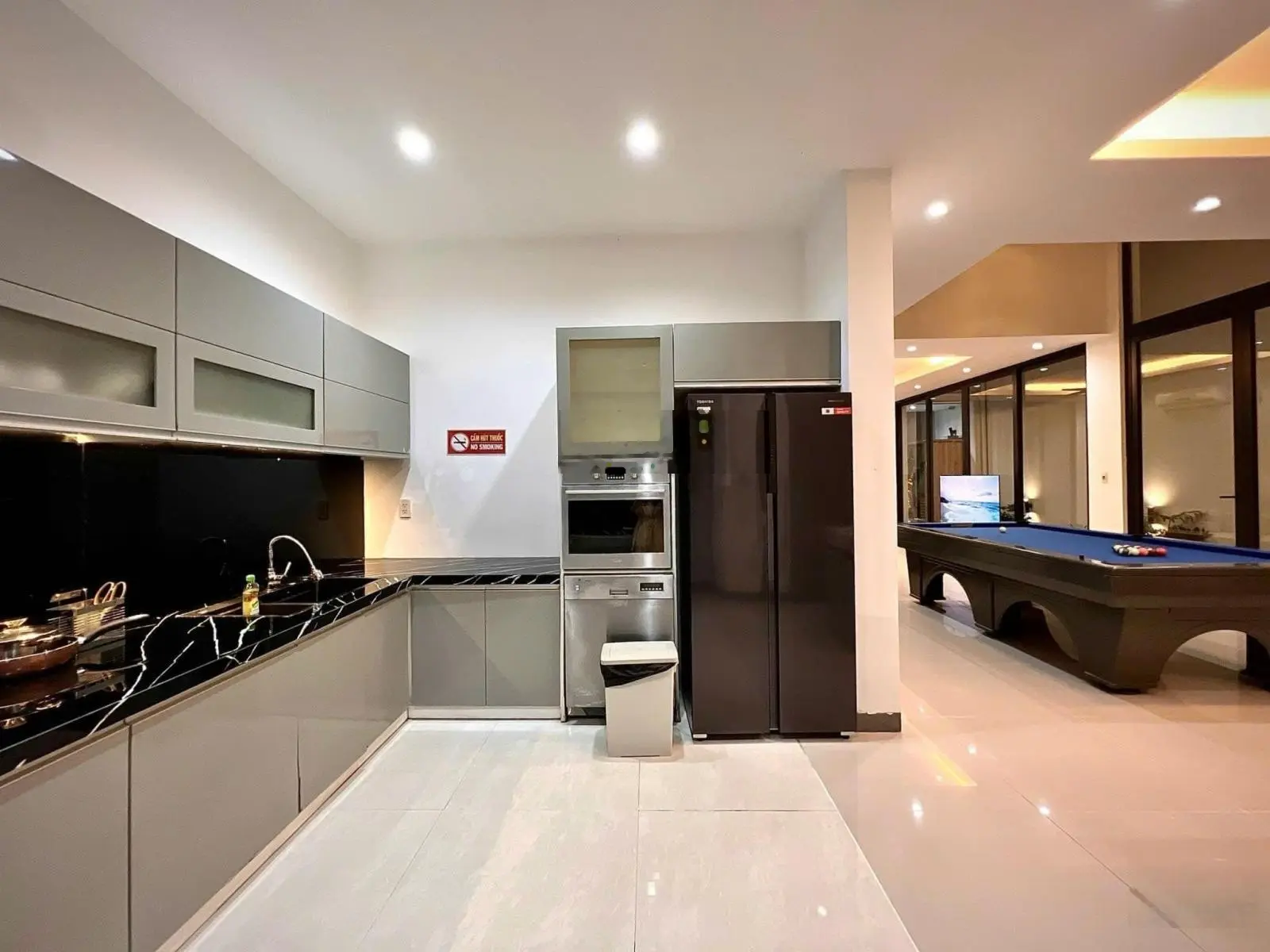 Bán Villa 3 tầng gần bãi tắm Mỹ Khê, sát cầu sông Hàn 200m2