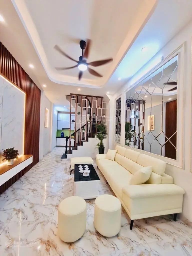 Bán nhà Hoàng Mai, gần oto đỗ, tặng full nội thất, dân xây 6 PN siêu chắc chắn, sau QH cách phố 5m