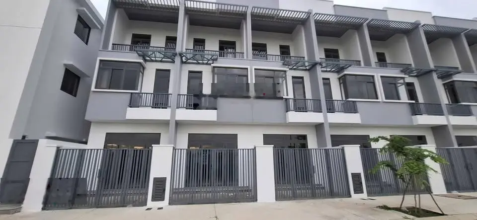 Bán căn nhà phố trong KCN Phước Đông 1 trệt 1 lửng 64m2 giá 1.2 tỷ sổ sẵn sang tên công chưng ngay
