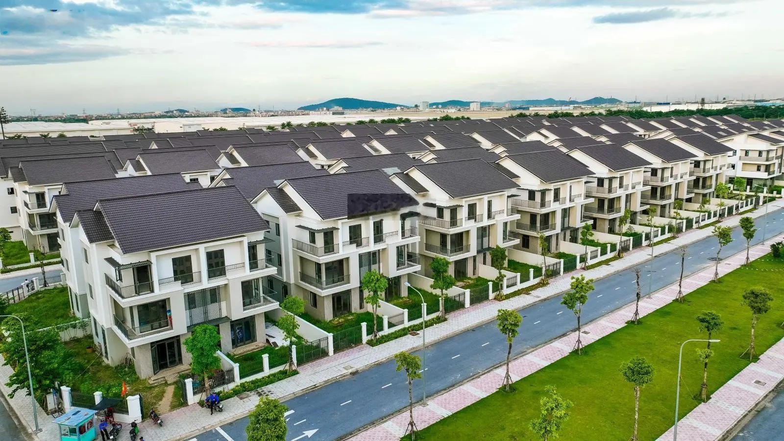 Biệt thự chính giữa view hồ trung tâm của dự án 40ha, giá chỉ 13,9 tỷ, S: 180m2, giá gốc CĐT