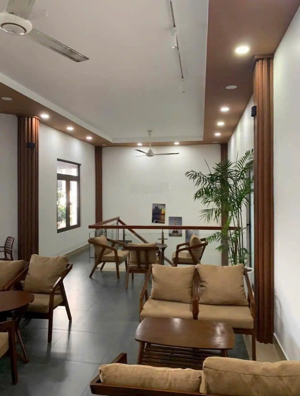 Mặt tiền Lã Xuân Oai. DT: (10x15)m=150m2, đoạn gần Lê Văn Việt. Sẵn nhà 2 tầng, đang cho thuê