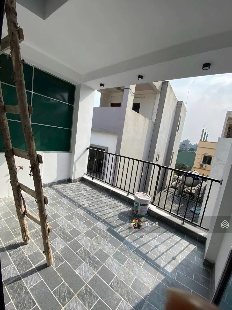 Nhà mặt ngõ thông ,cách 20m ra mặt đường nhựa rộng 24m 5 ô tô tránh nhau, gần ngay ngã tư Canh