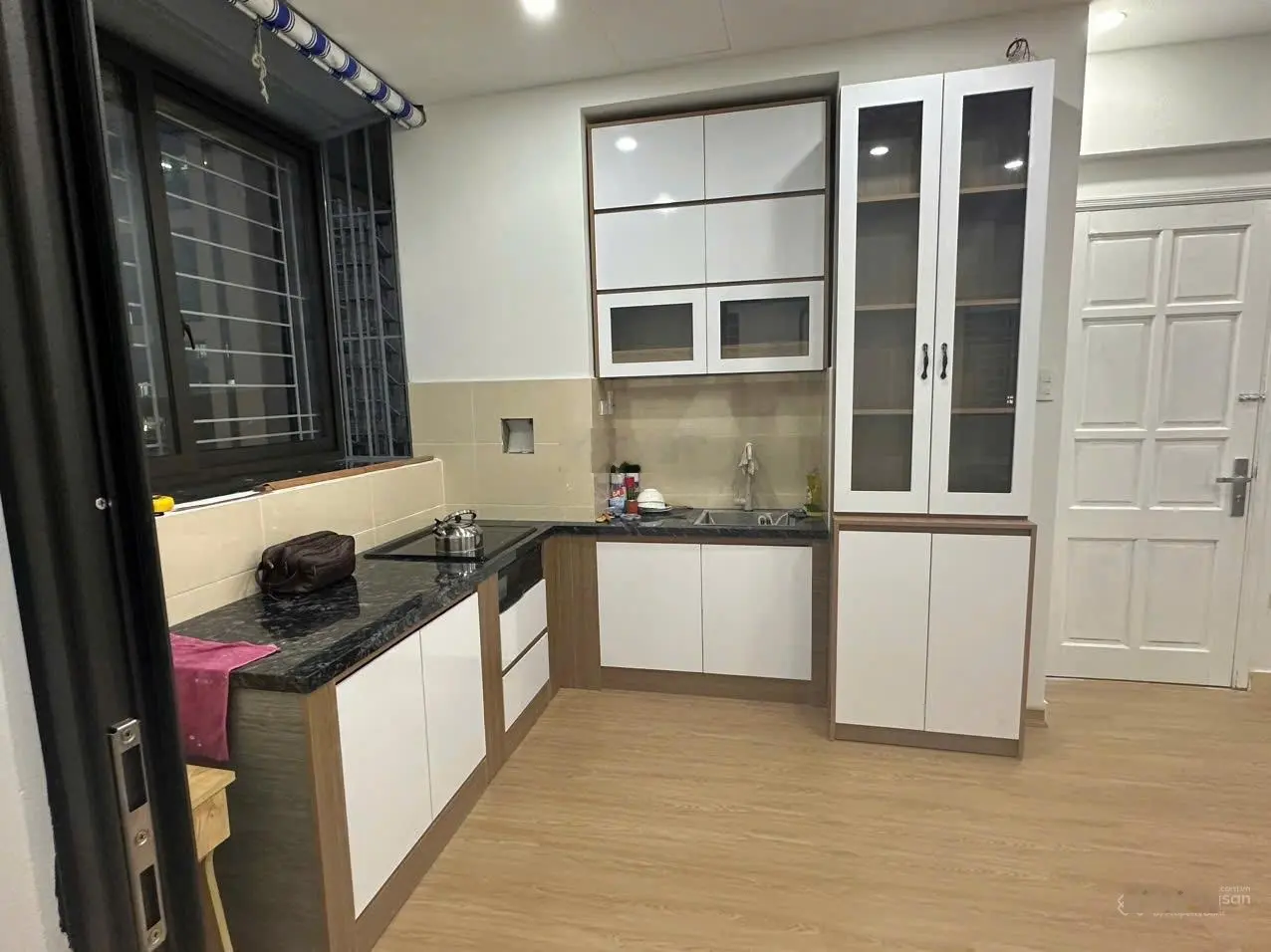 Chính chủ cần bán căn hộ KĐT Nam Trung Yên, nhà mới đẹp nội thất đầy đủ,chỉ việc ở.LH 0983 063 ***
