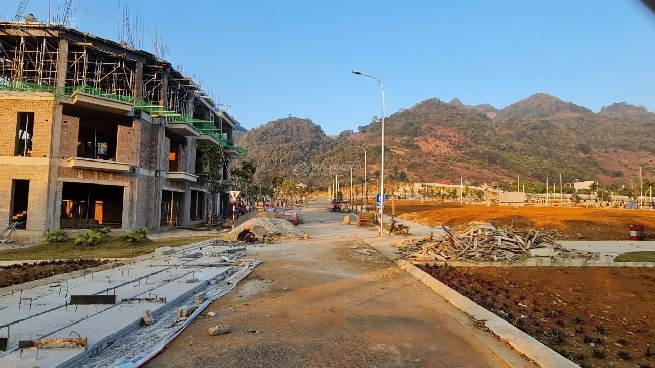 Bán shophouse biệt thự liền kề mặt đường Quốc Lộ 6 thị trấn Mộc Châu