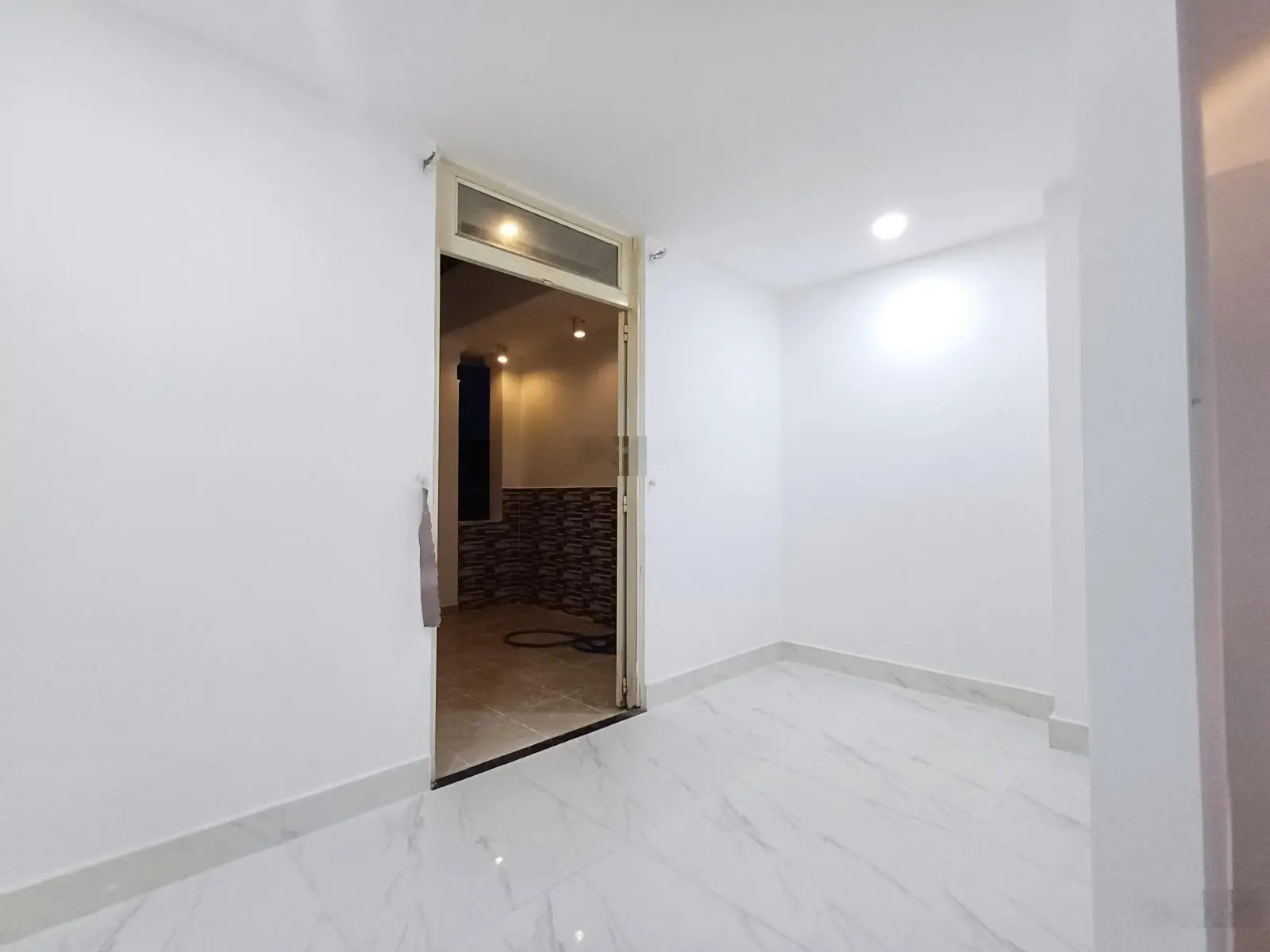 Nhà sân xe hơi 4m*17m - Tô Ngọc Vân - Ngã Tư Ga 2km - Phường Thạnh Xuân - Q12 - HCM