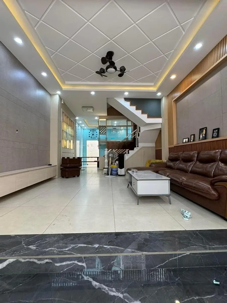Bán nhà ở mặt tiền đường Cách Mạng Tháng 8, phường 7, Tân Bình, giá 3 tỷ 800 triệu