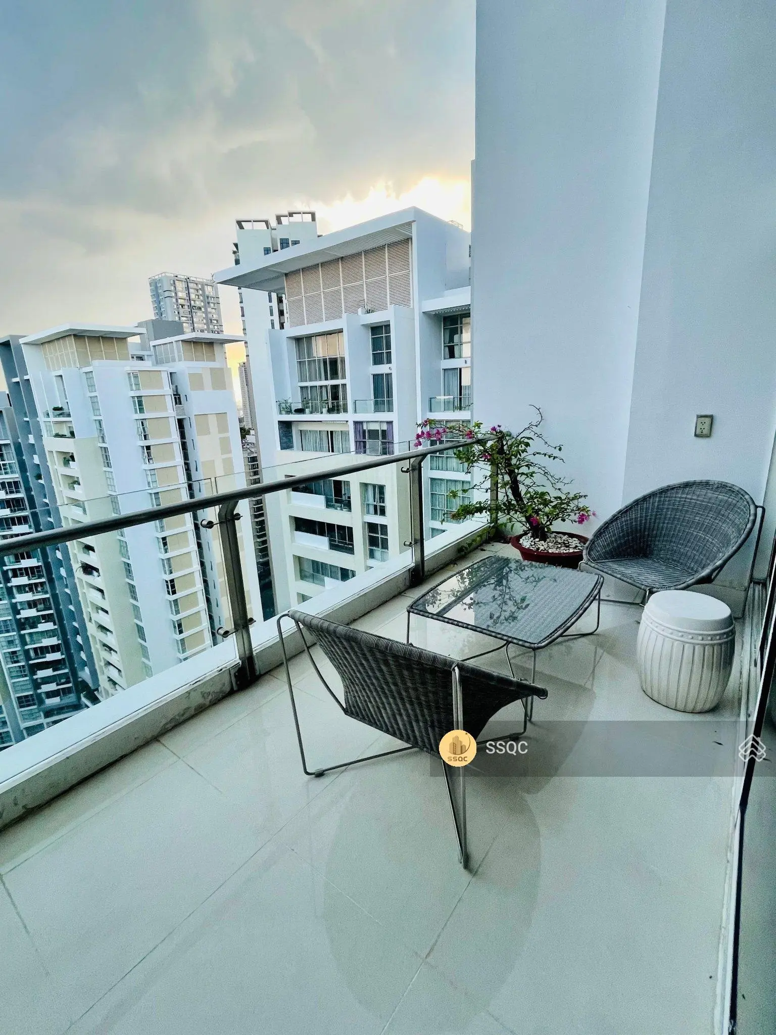 Tin chính chủ - bán gấp căn hộ the estella 2pn, ban công cực rộng, nội thất mới 100%, giá cực rẻ
