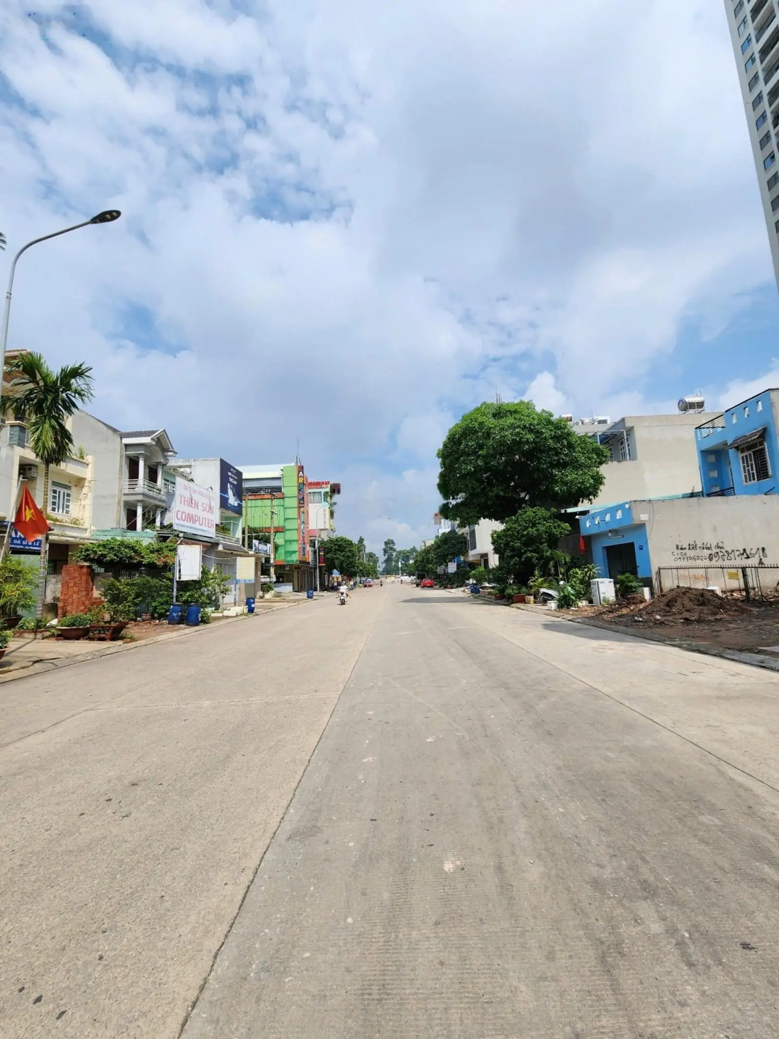 Bán khách sạn 10x20m thu nhập 80 triệu/tháng ngay Vincom Dĩ An, P. Dĩ An