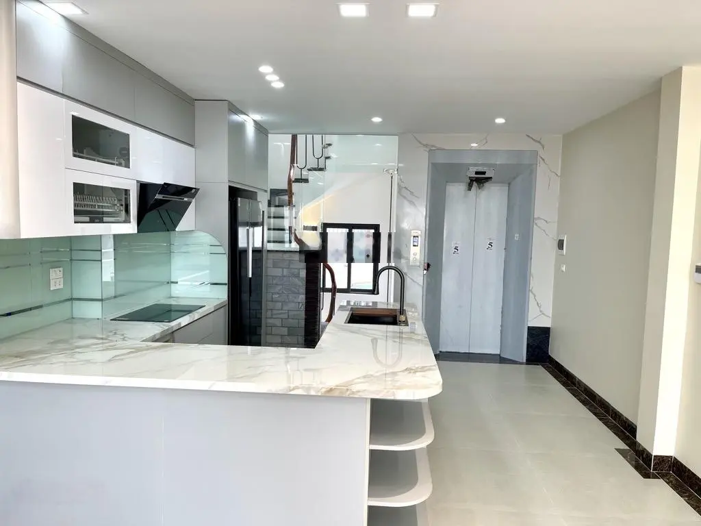 Nguyễn văn cừ 6 tầng - tháng máy - gara ô tô - full nội thất nhập khẩu - diện tích 63m2 rất rộng