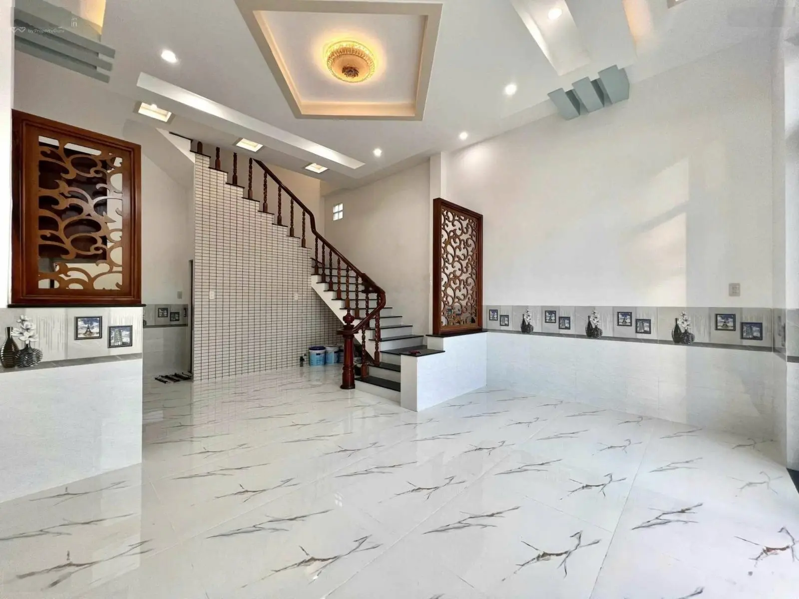 Bán nhà lầu mới 100% có 3 phòng ngủ oto đậu trước nhà sổ hồng hoàn công kế bên chợ Bình Thuỷ