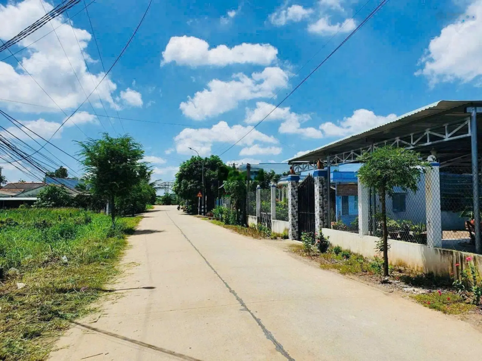 Cần bán 200m2 đất thổ mặt tiền đường xe tải lớn chạy, SHR, khu đông dân, giá rẻ