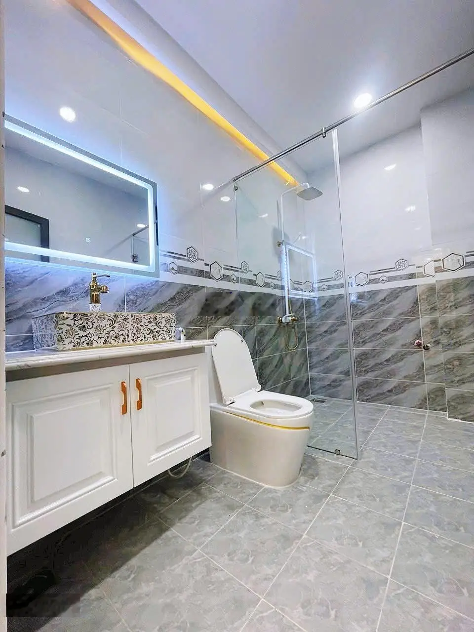 Bán biệt thự cao cấp - 8,5 tỷ - đường Huỳnh Tấn Phát - Nhà Bè