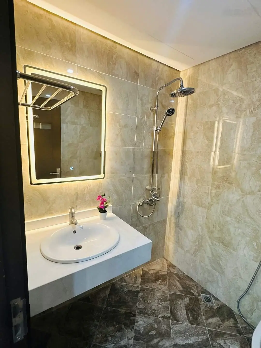 Chính chủ cần bán căn hộ 70m2 tầng trung, ban công hướng mát, nội thất cao cấp. Sổ đỏ cất két.