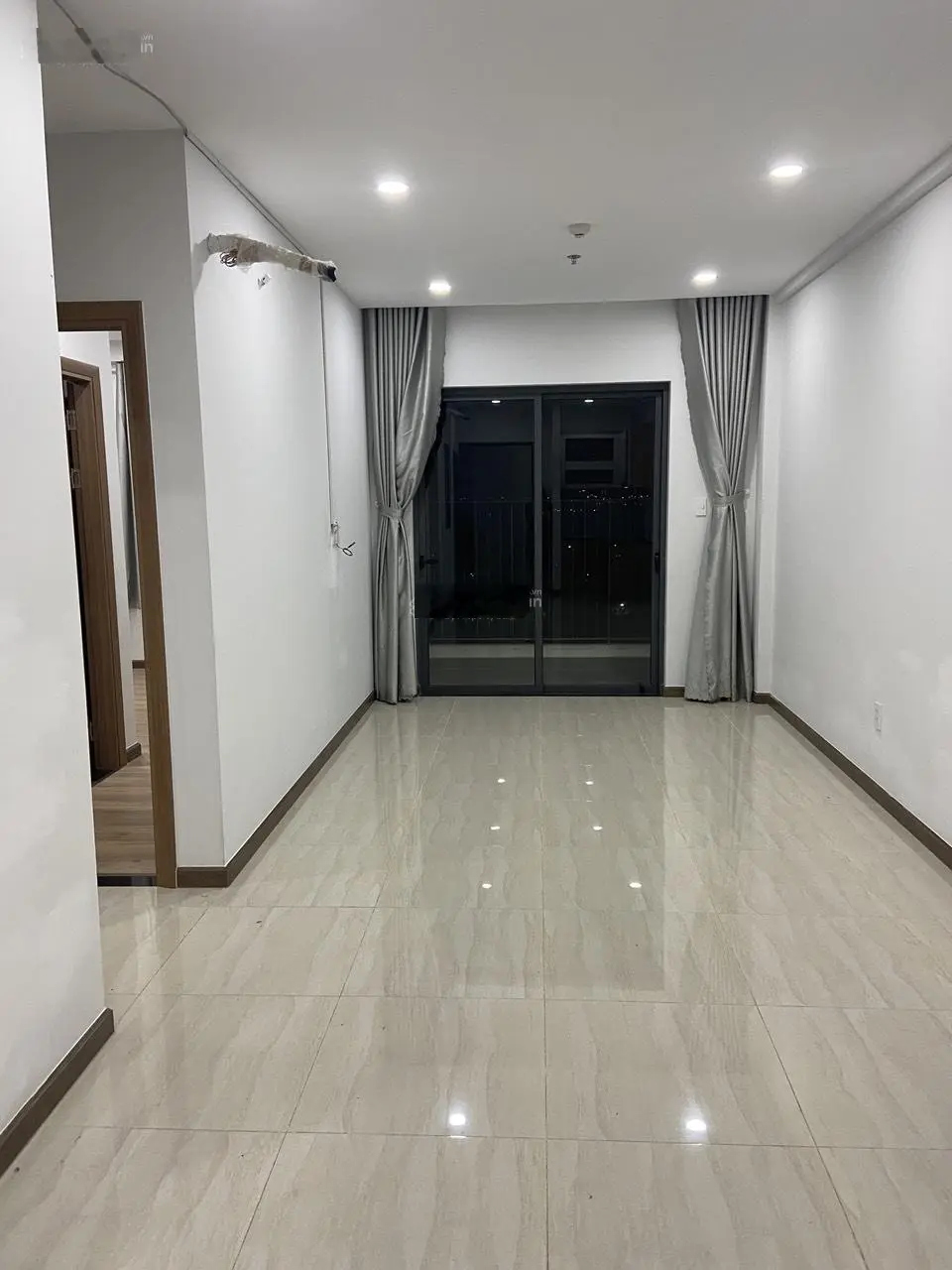 Chủ cần bán gấp căn 2PN 57m2 - Bcons Plaza. Giá cực rẻ chỉ 1ty8 trọn sổ, chủ lỗ gần 100tr. Đã có sổ