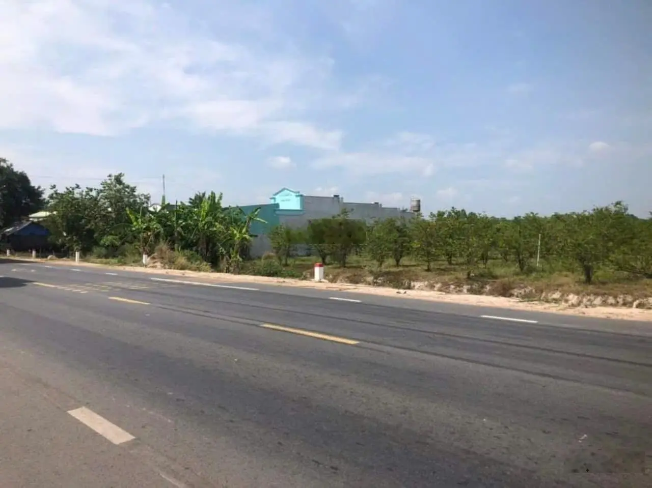 Bán nhà mặt tiền đường lên núi Bà Đen, 317,5m2 - 2,4 tỷ