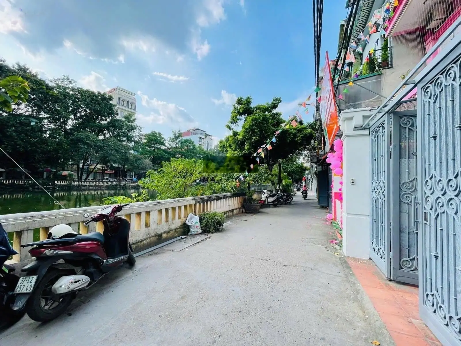 Siêu phẩm mặt hồ Trung Kính - ô tô tránh - kinh doanh ngày đêm 90m2, MT 4.5m - giá sốc 26.5 tỷ