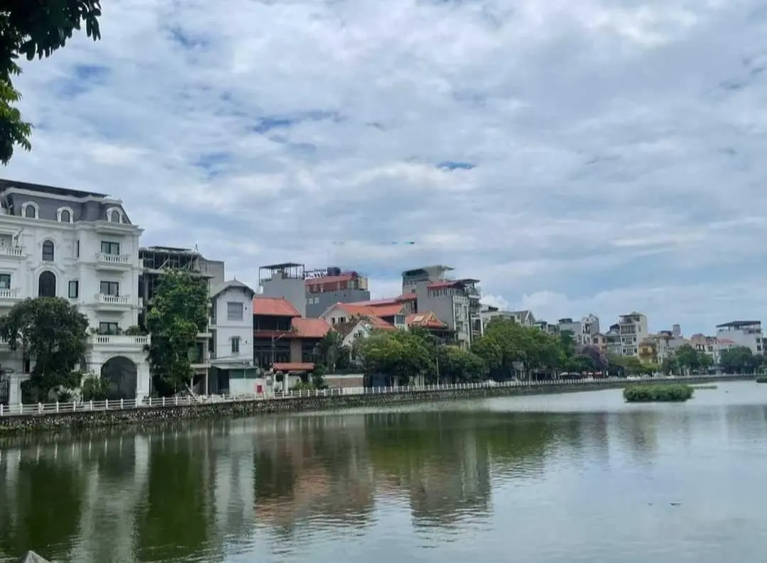 Bán 64m2 nhà cấp 4, 3 thoáng, mặt tiền rộng, ôtô tránh, kinh doanh, view hồ Bồ Đề