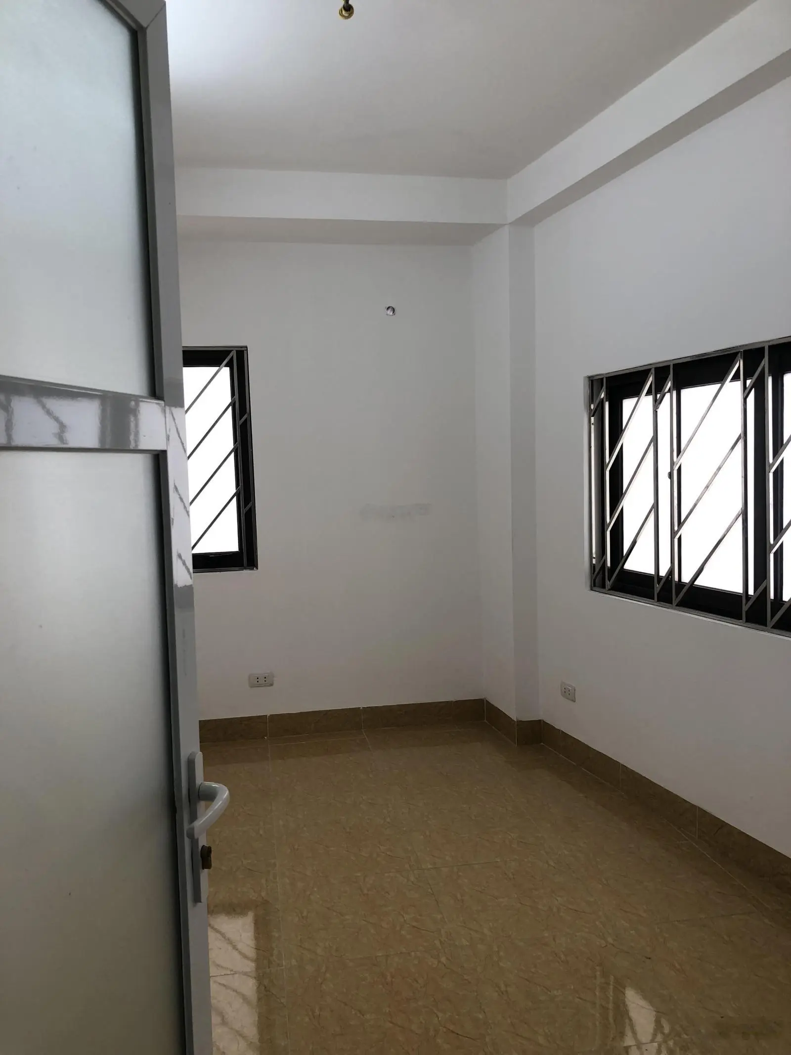 Bán gấp nhà riêng 6 PN, 4 WC tại Đường Tự Khoát cách oto 50m, Dt 40m2, Mặt tiền rộng, nở hậu