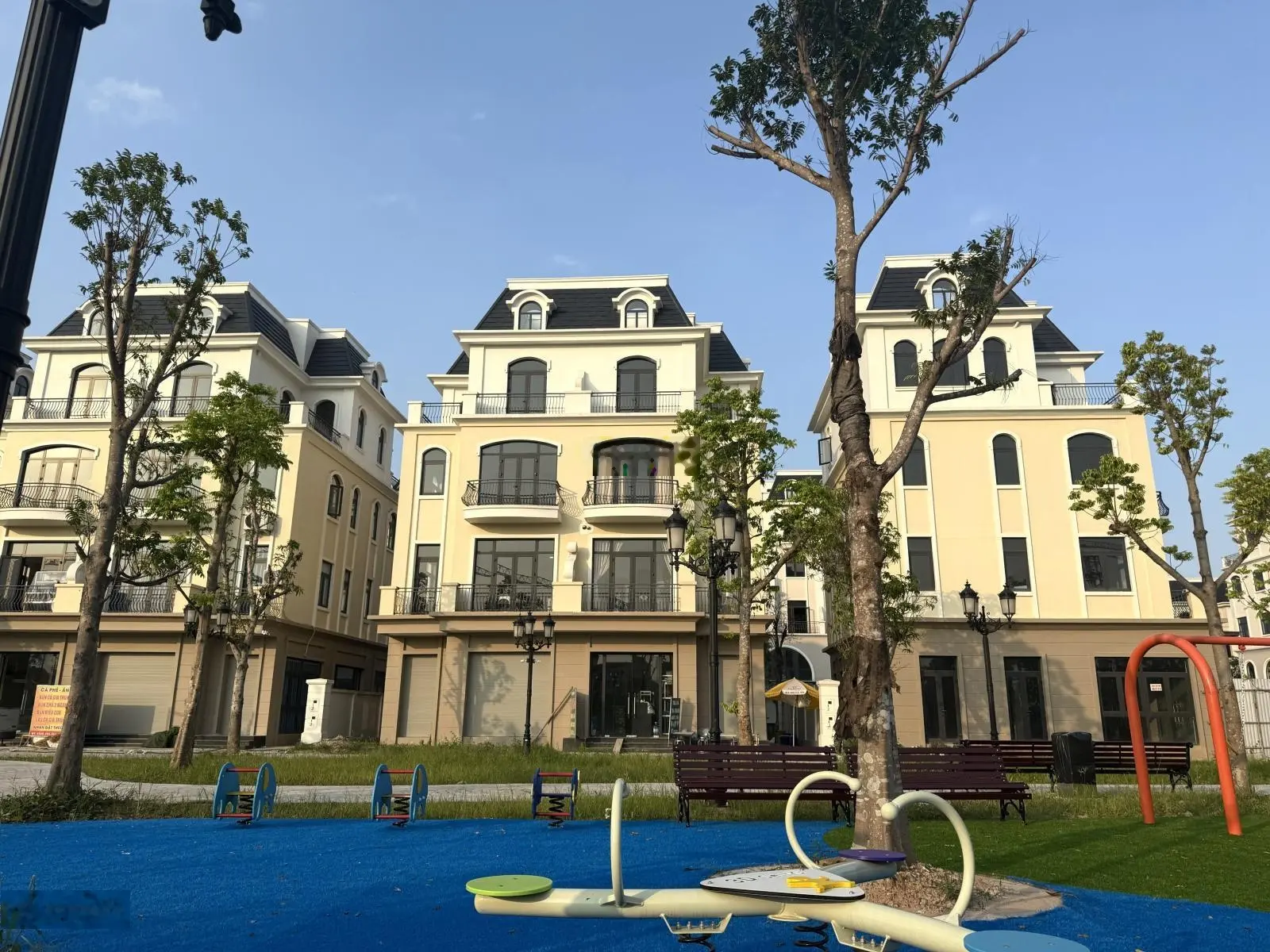 Bán biệt thự sao biển 2 mặt tiền, đường 20m cạnh công viên, đối diện 10 tòa chung cư cao cấp,