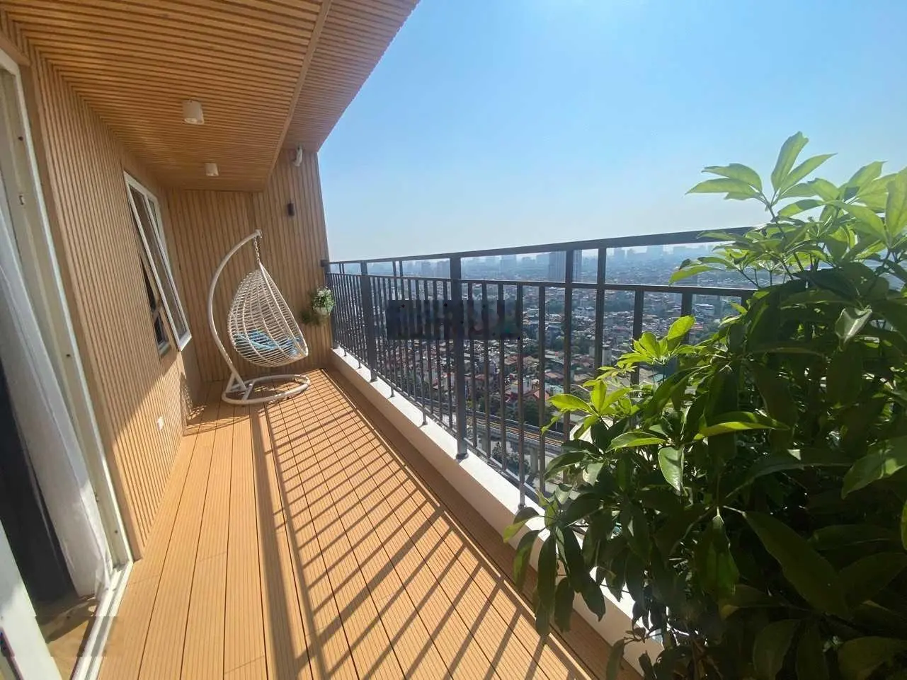 Chuyển nhà xuống biệt thự nên gia đình tôi đang cần bán căn hộ duplex DT 235m2, đầy đủ nội thất
