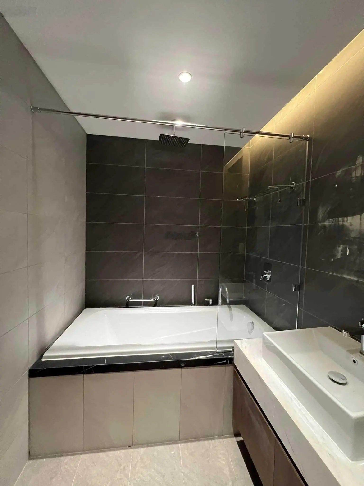 Kẹt tiền cần bán gấp căn Diamond Brilliant 96m2 2PN-2WC nhà mới CĐT, view đẹp thoáng mát