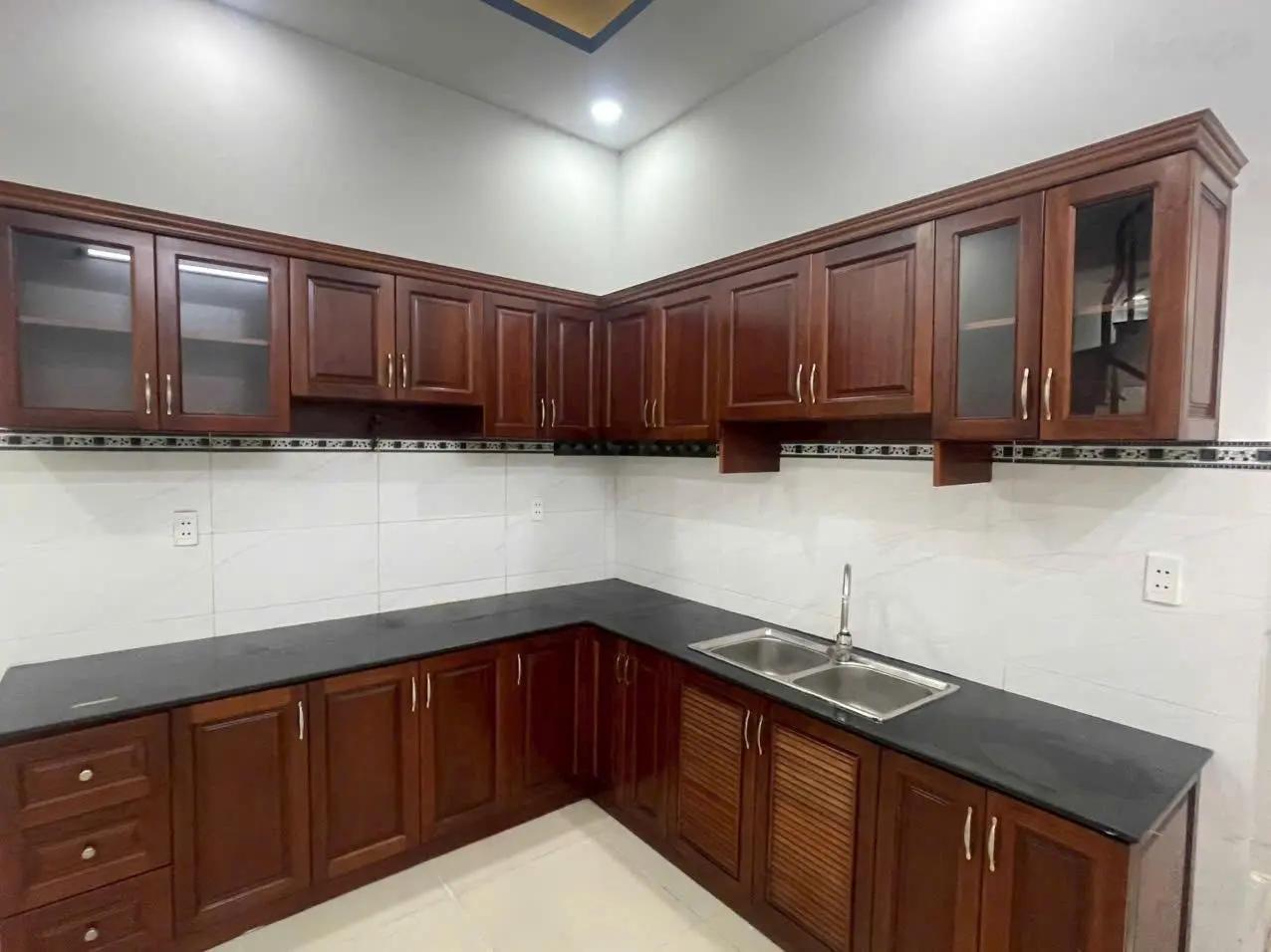 Bán nhà trệt 2 lầu sạch đẹp KDC ngay cổng khu công nghiệp Tân Đông Hiệp B, Dĩ An