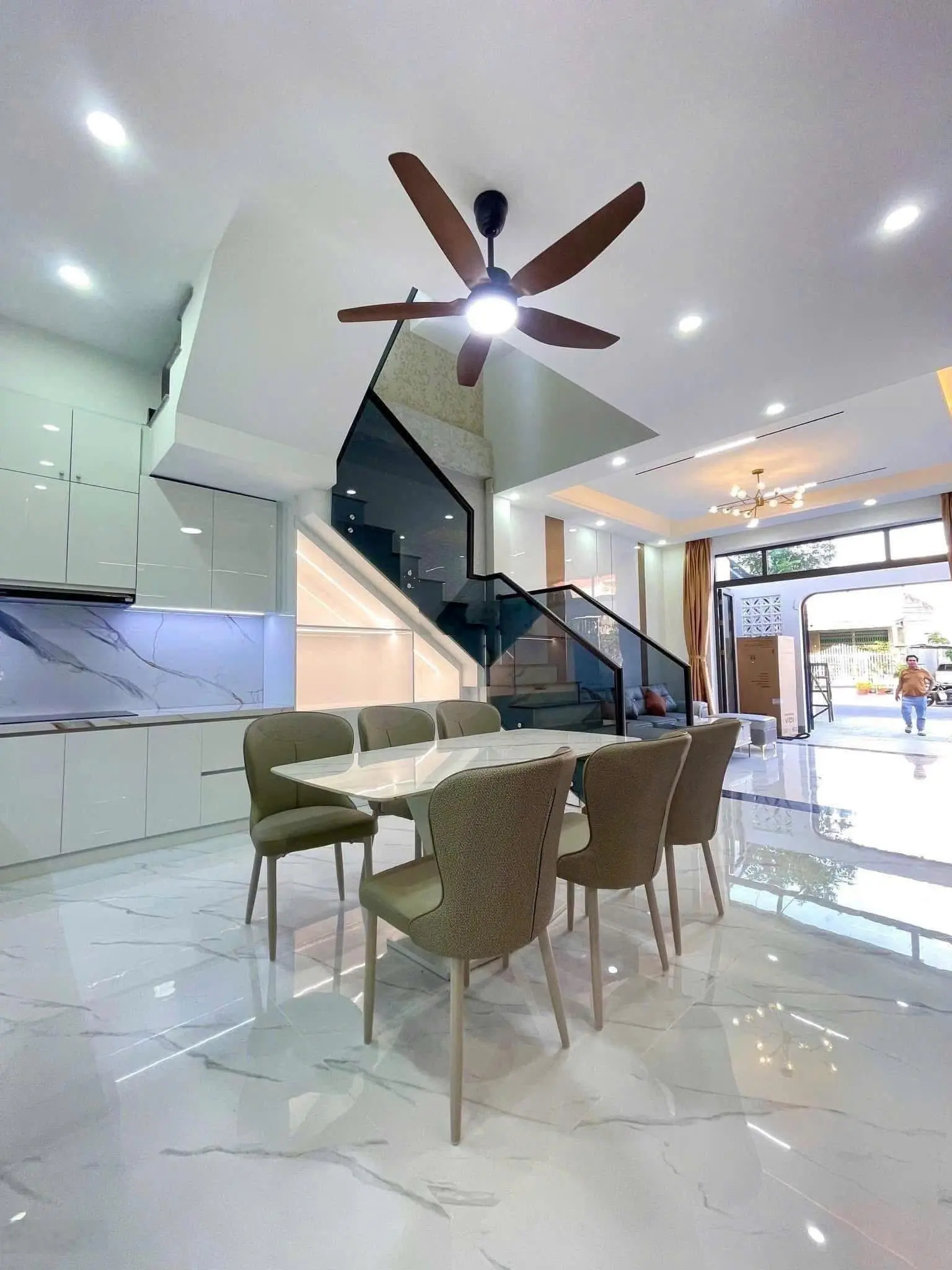 Vợ chồng kẹt tiền cần bán gấp nhà gần chợ Hưng Long, có sổ hồng riêng