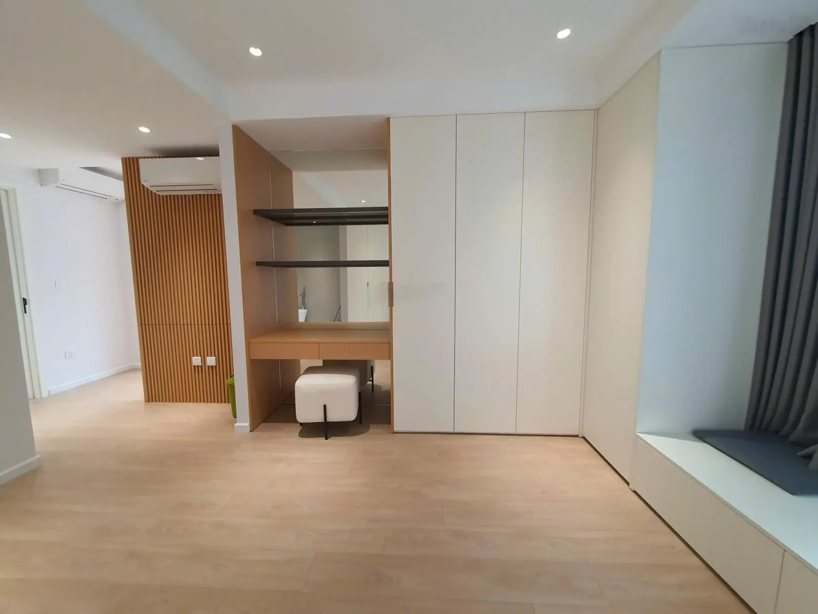 Bán Duplex góc siêu đẹp, mặt Đông Nam view Biệt thự đảo Ecopark, full nội thất xịn sò mới 100%
