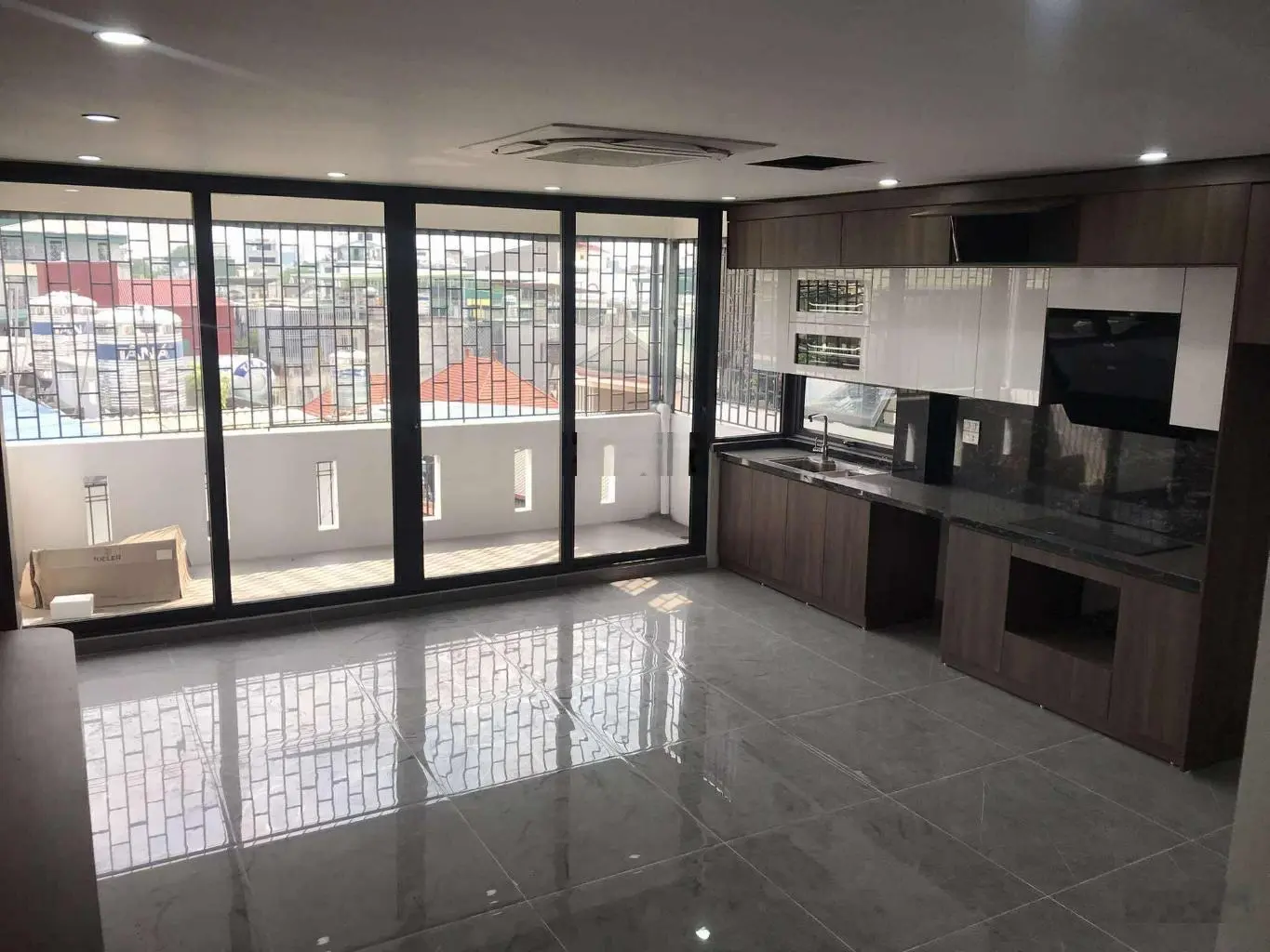 NHÀ LÔ GÓC GARA Ô TÔ THANG MÁY FULL NỘI THẤT Phố Ái Mộ, Long Biên 67m sử dụng 6.5