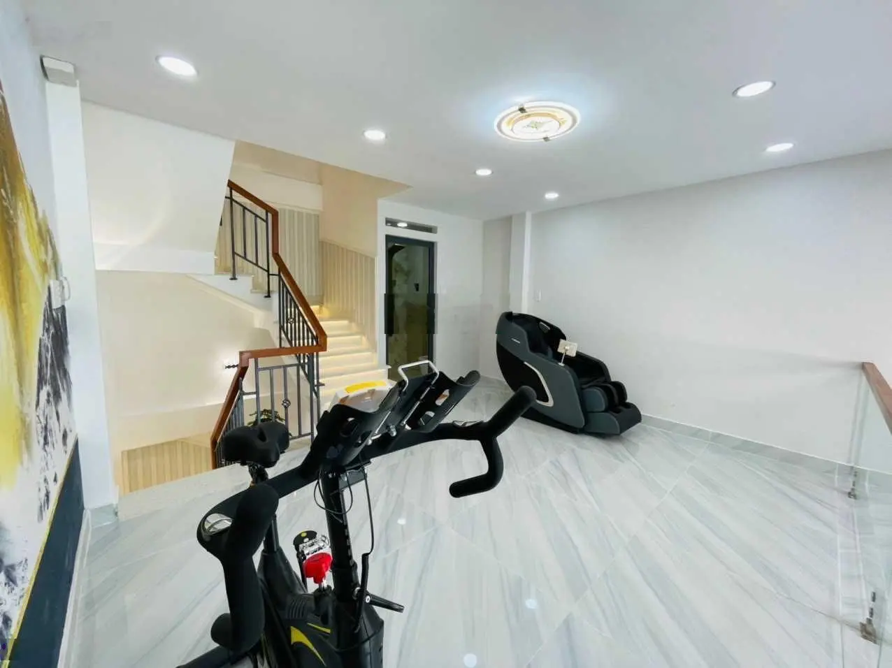 Bán gấp nhà 1 trệt 3 lầu 100m2, MT kinh doanh buôn bán được. 2.5 tỷ. Lh 0394 000 *** em Oanh