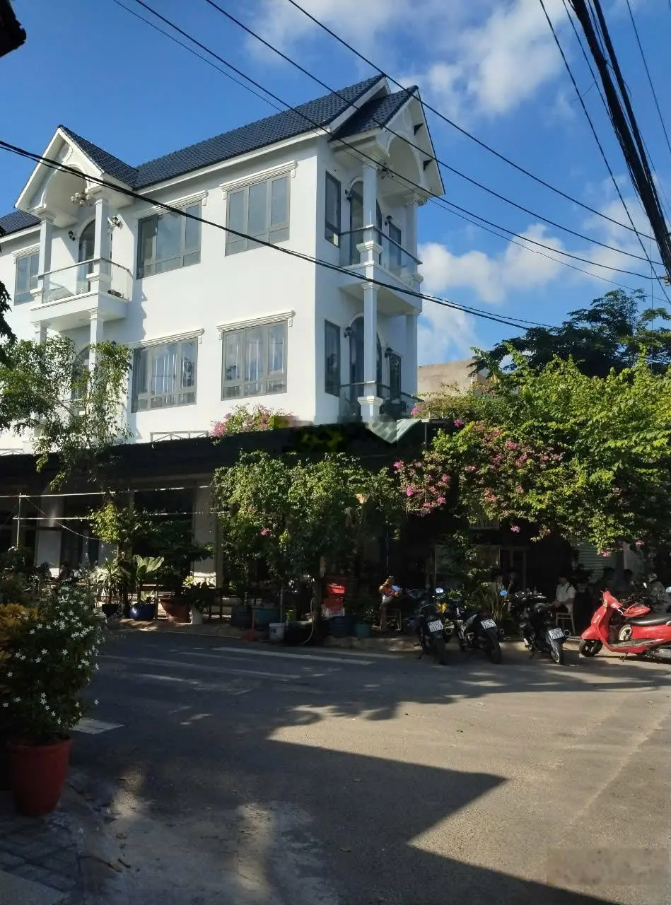Bán căn nhà đẹp như mơ 1 trệt 2 lầu nằm mặt tiền đường nhựa Bình Chuẩn, diện tích 120m2, Thuận An
